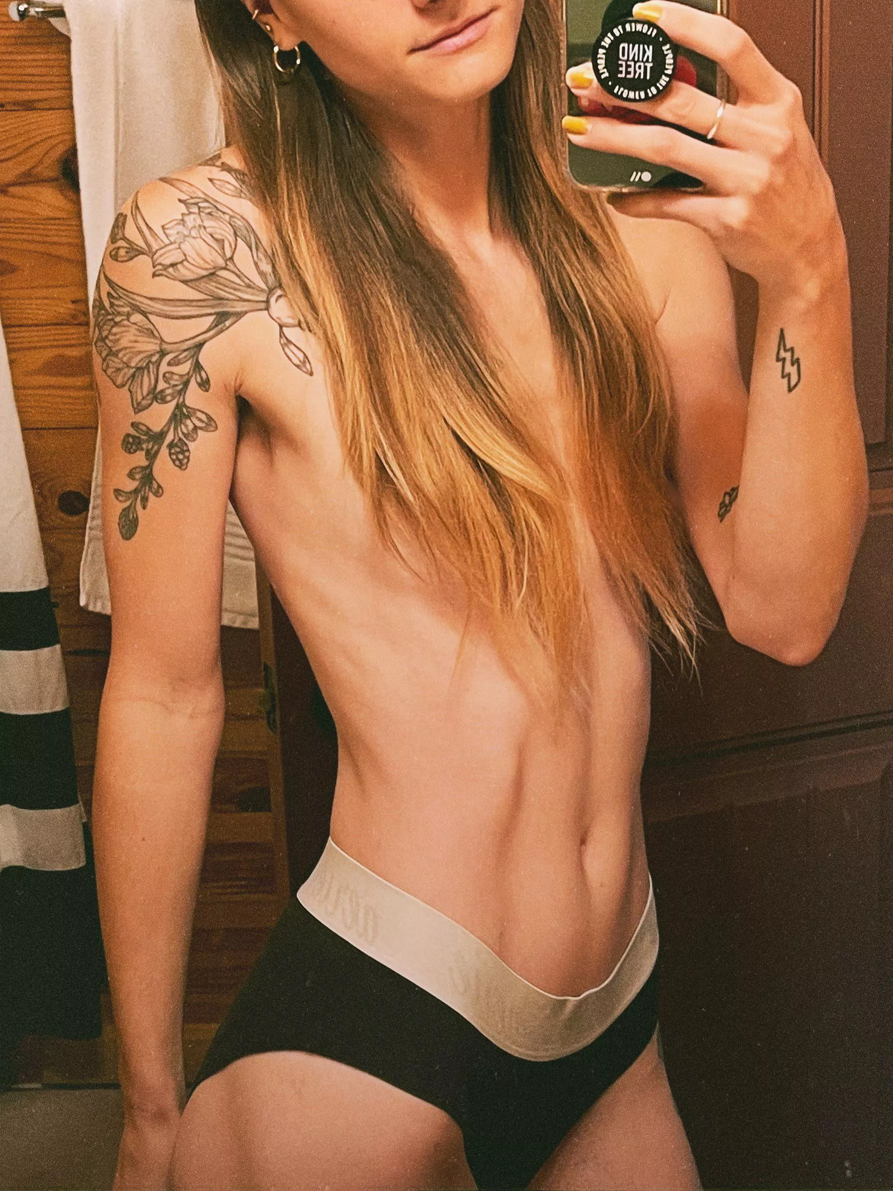 Toned sexy tummy [IMG]