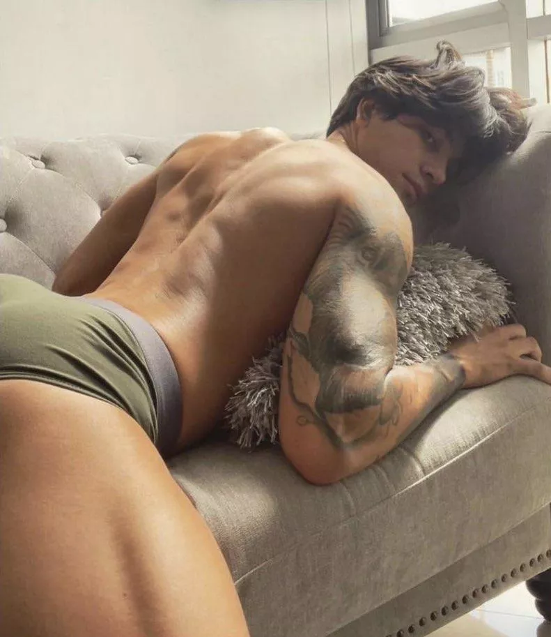 WHO IS THIS OH MY GOD!!