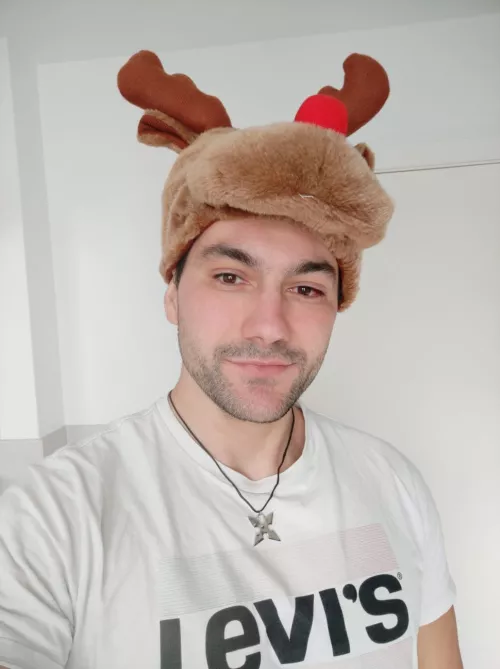 Winter begins and the official Christmas snuggling season starts, any volunteers? 🦌