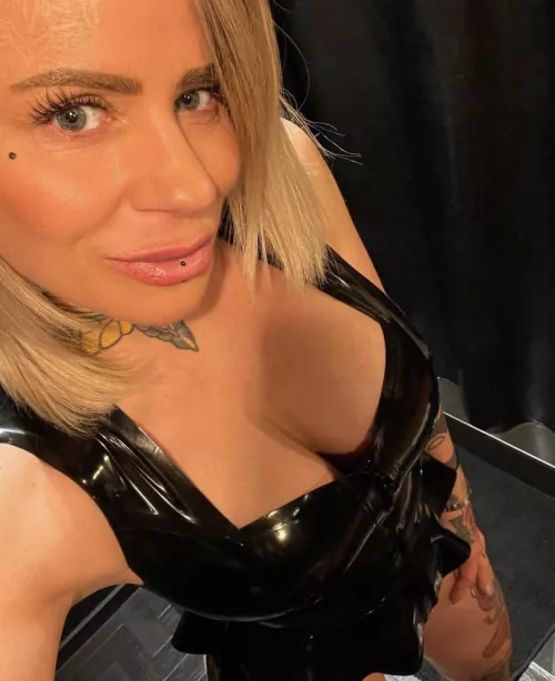 1 upv= 3 pics in your Dm 1 comments = surprise