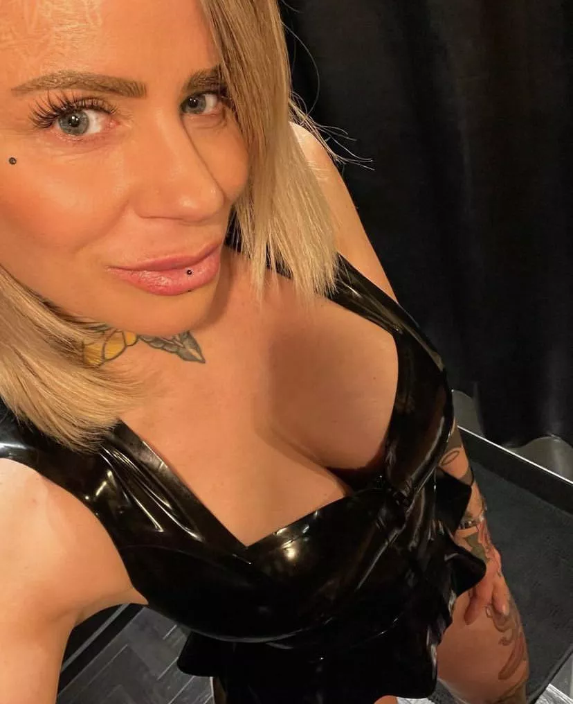 1 upv= 3 pics in your Dm 1 comments = surprise