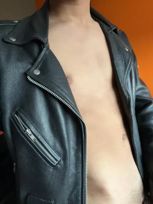 19yo leather student. Leather only pls. Tjucky5