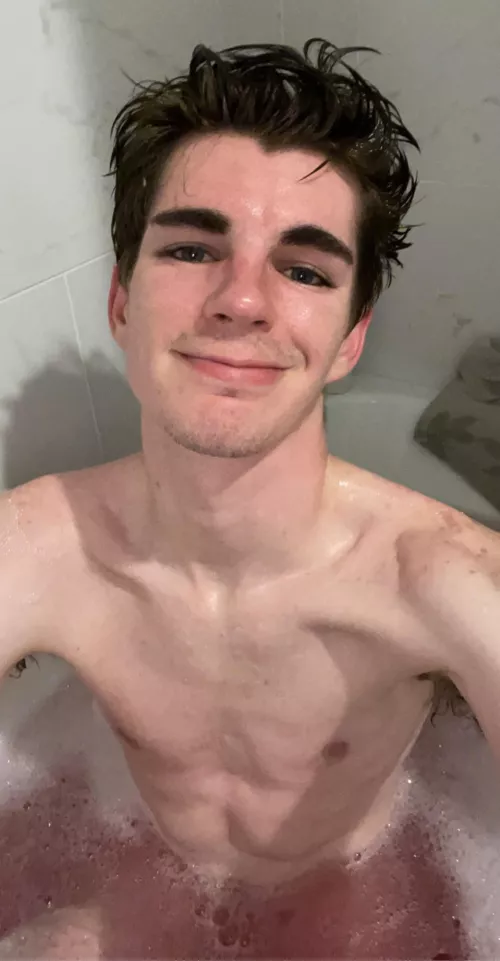 Baths are always better with someone else, any takers?🧼🛁🧽