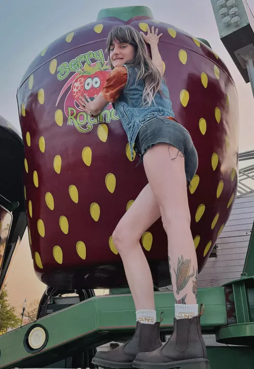 Booty shorts & giant fruits