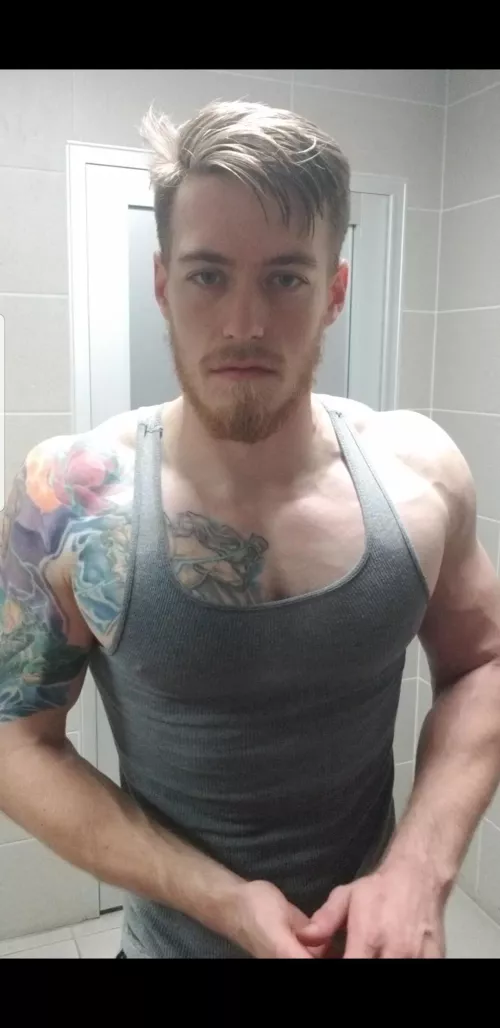 Bursting out of this tank top 😰