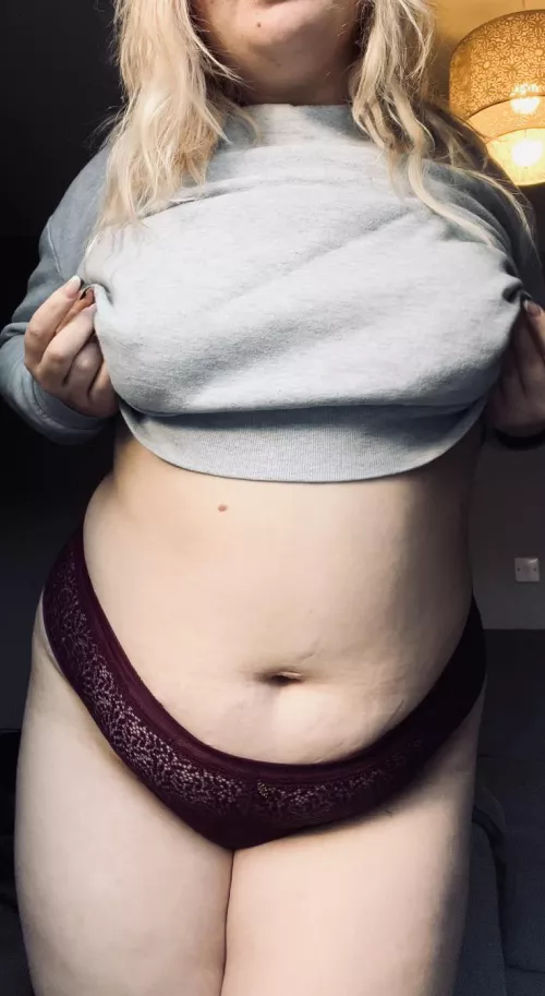 Can I be on your Christmas list? I promise I’ll be the best thing you would ever receive😍