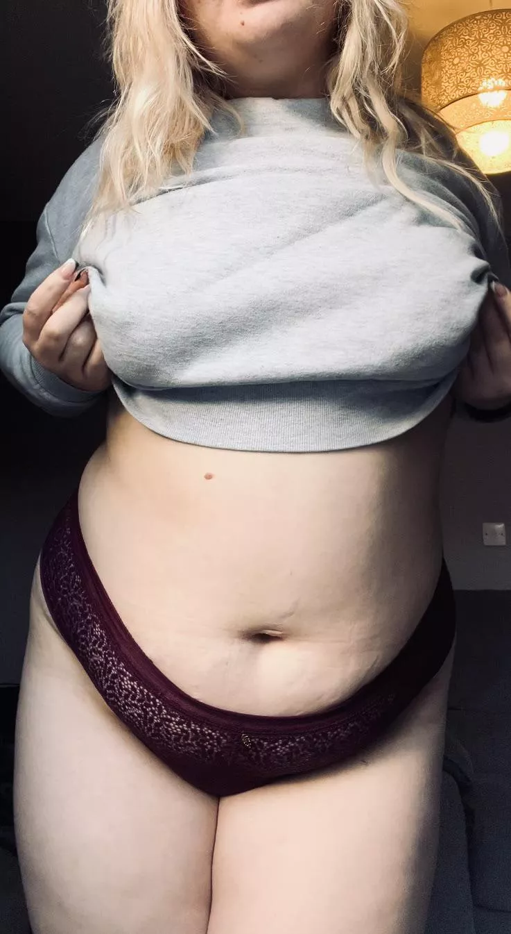 Can I be on your Christmas list? I promise I’ll be the best thing you would ever receive😍