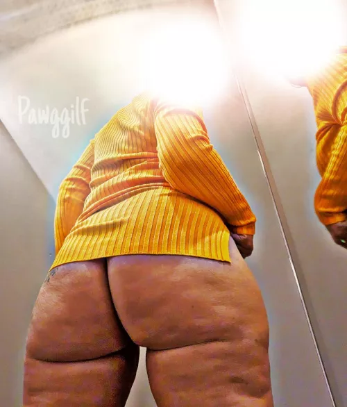 Changing room last minute holiday shopping 🎄🍑