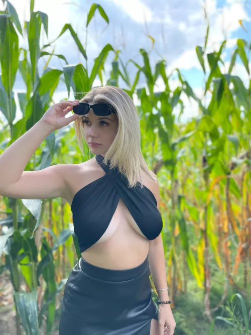 Classy underboob 😎