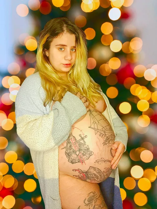 Cute Christmas preggo photos today!