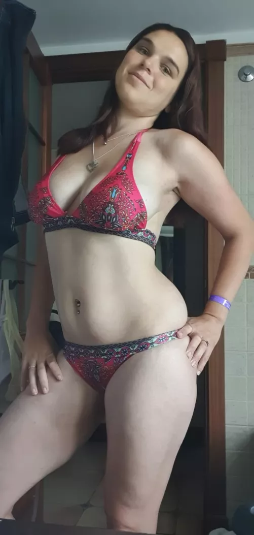 Do you like my friends swimsuit? I kinda stole it now lol