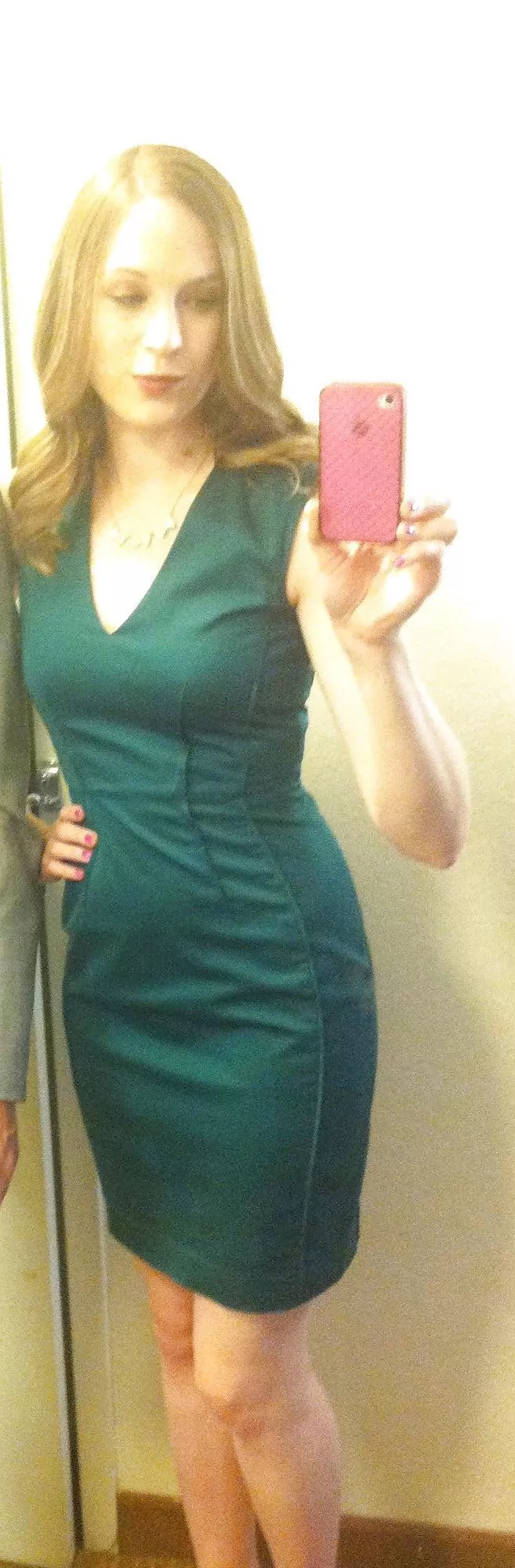 Does this dress accentuate her curves?