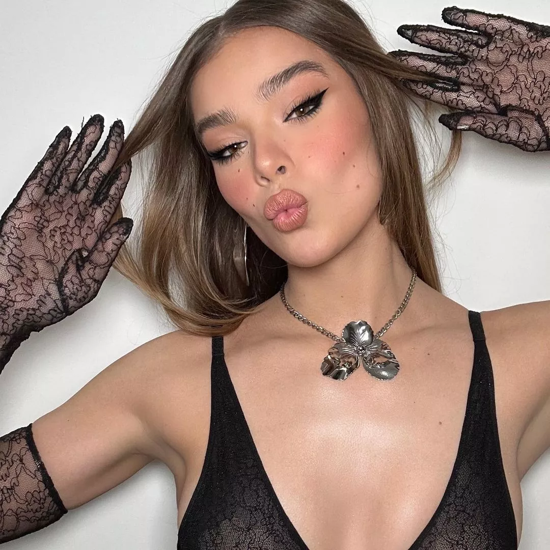 Feeling so horny for Hailee Steinfeld, would love some help stroking for her, maybe even rp her for me?