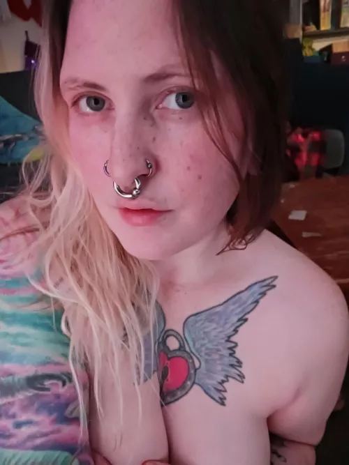 freckled cutie enjoying the soft xmas lights 😍