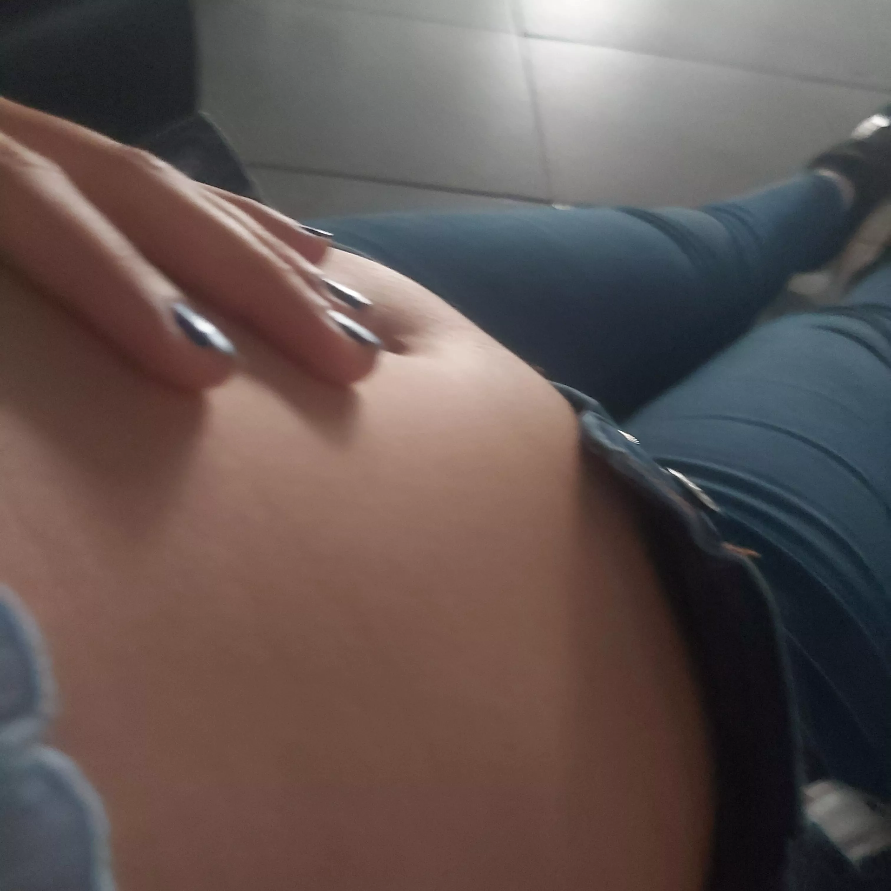 Hello, beautiful daddies. I'm looking for a daddy for this beautiful little thing that is inside of me. Write to me.