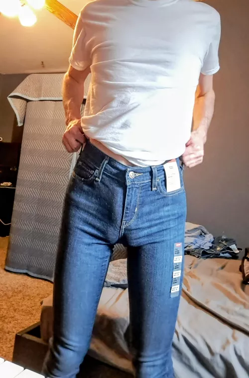 Is the outline too noticeable in these skinny jeans?