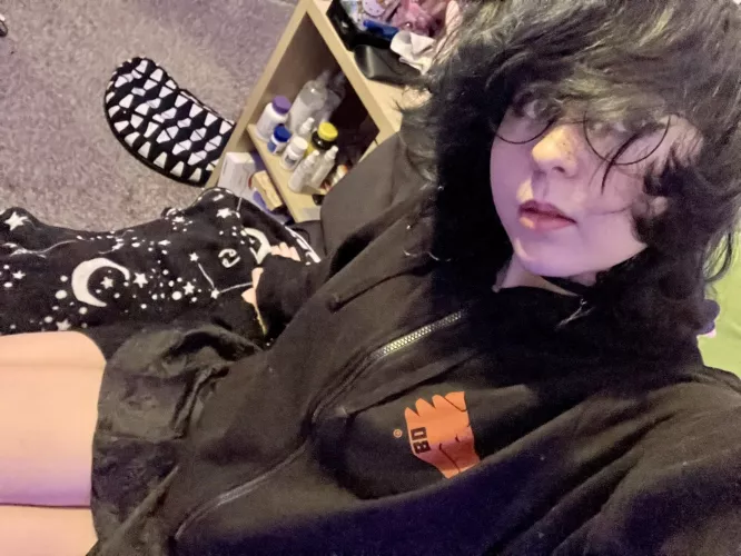 Just a nerdy emo boi I’m totally harmless don’t worry…