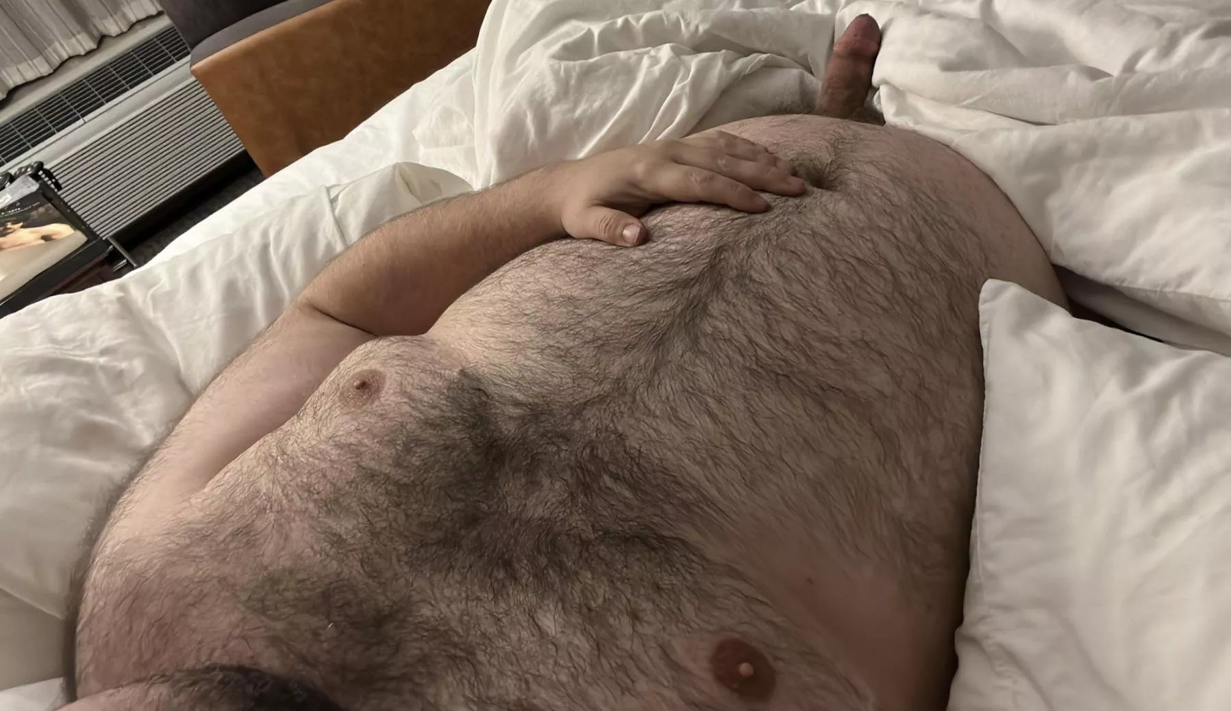 love lying in bed naked 😍 wish i wasn’t alone in it though