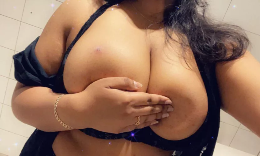 Mujhe koi apni kutia gashti randii bana lo 🥵 mere fat tits per cum ki bohut zarurat hai