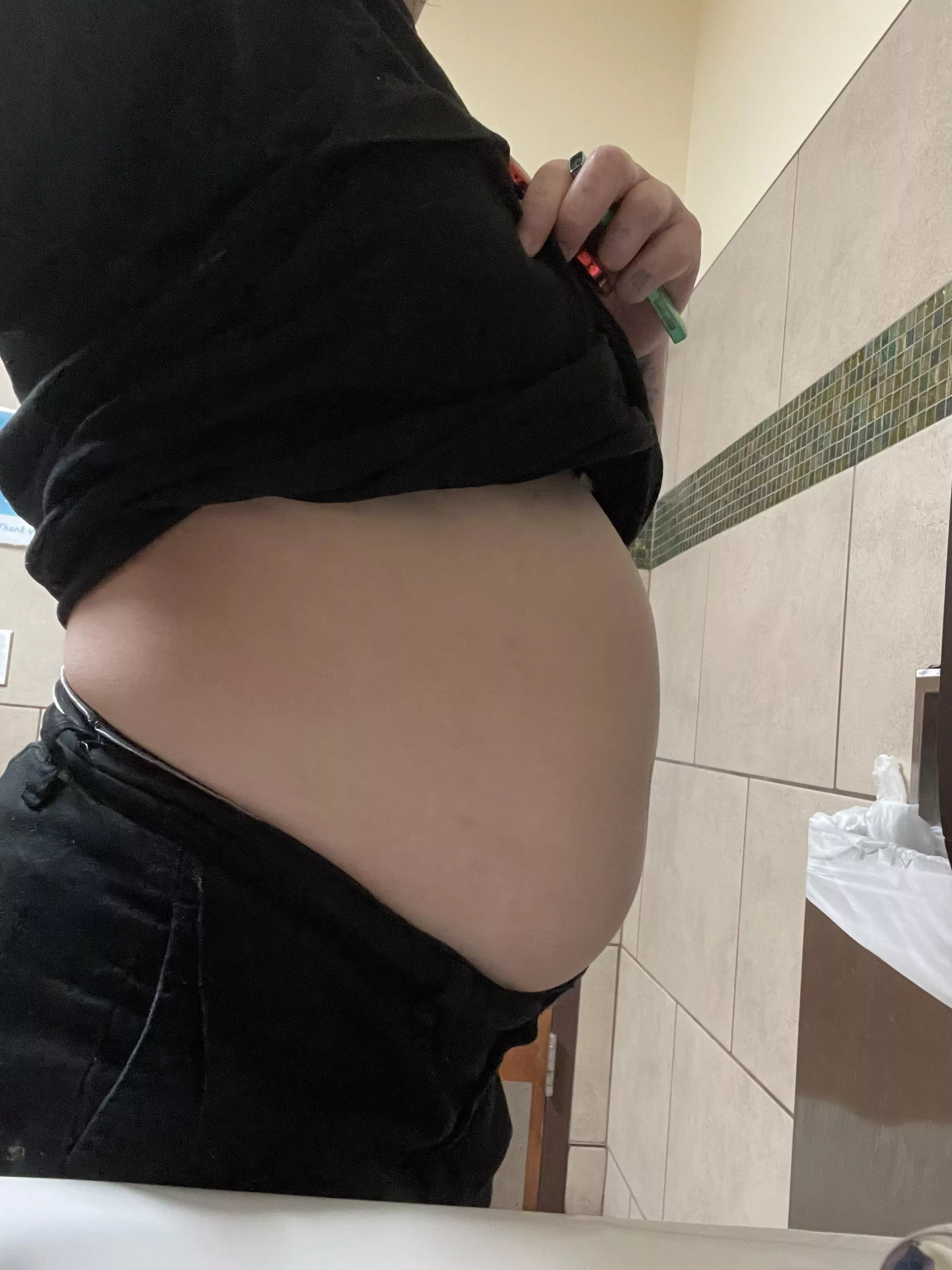 My tummy at work 😳🤰