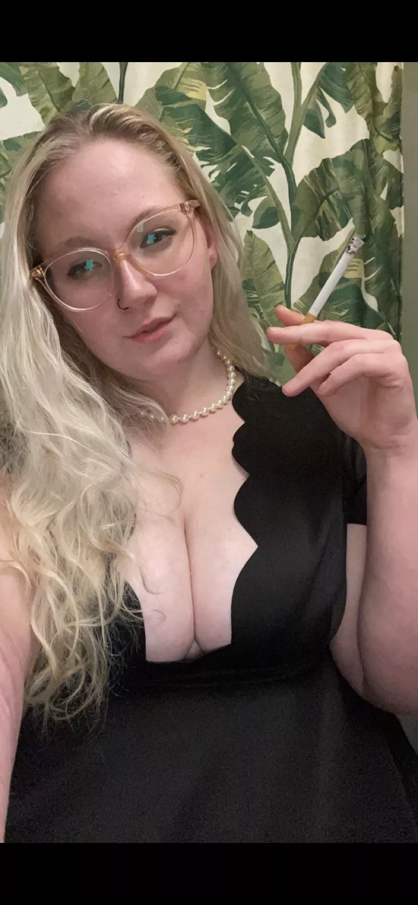 Oh you like a girl who smokes, and wears glasses! Perfect 😘