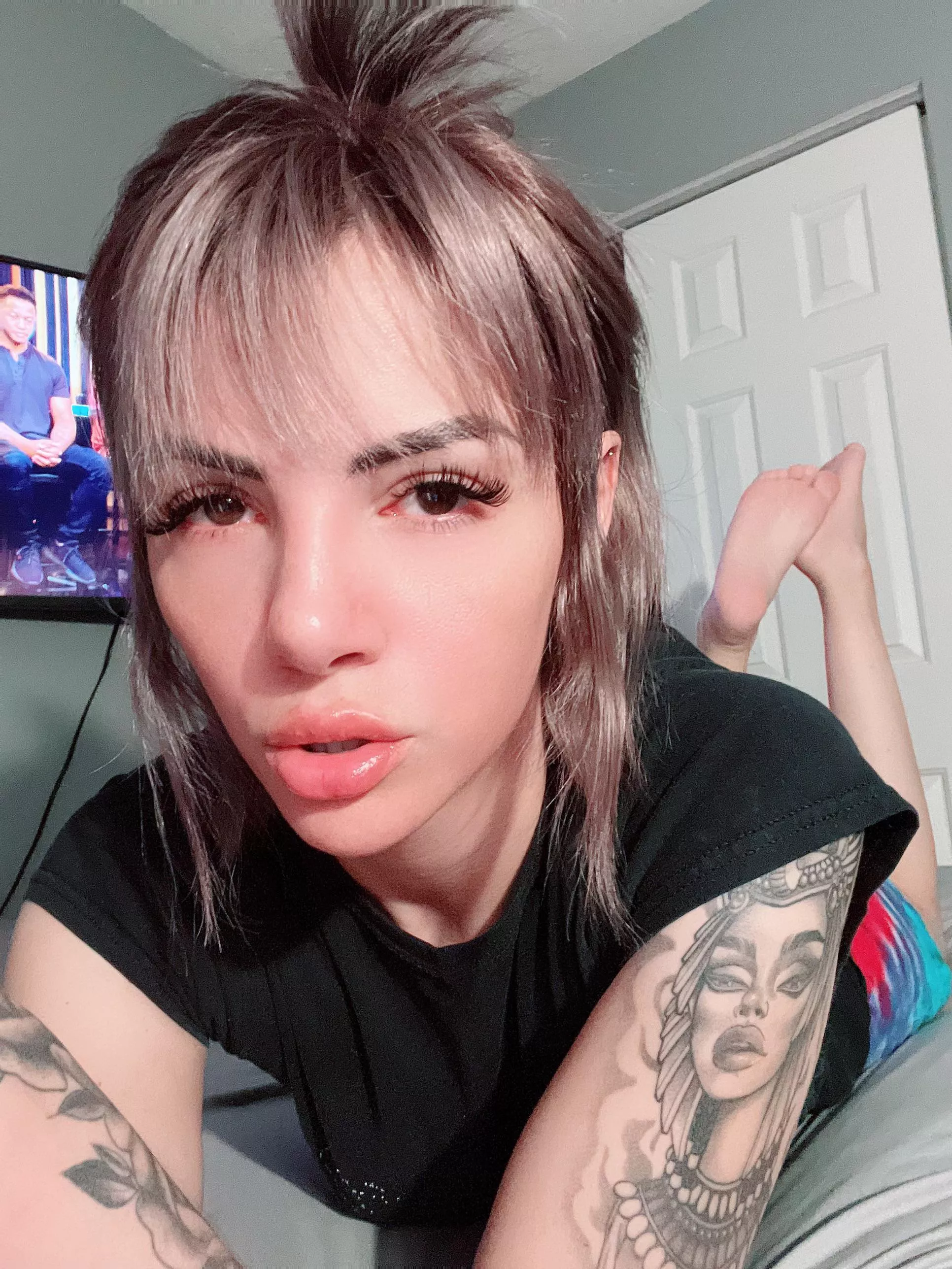 rainy days call for you getting on your knees and licking and sucking your queen 👑