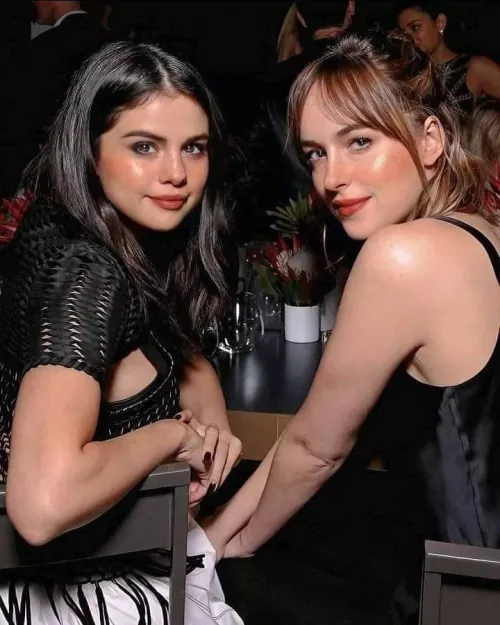 Selena Gomez & Dakota Johnson
