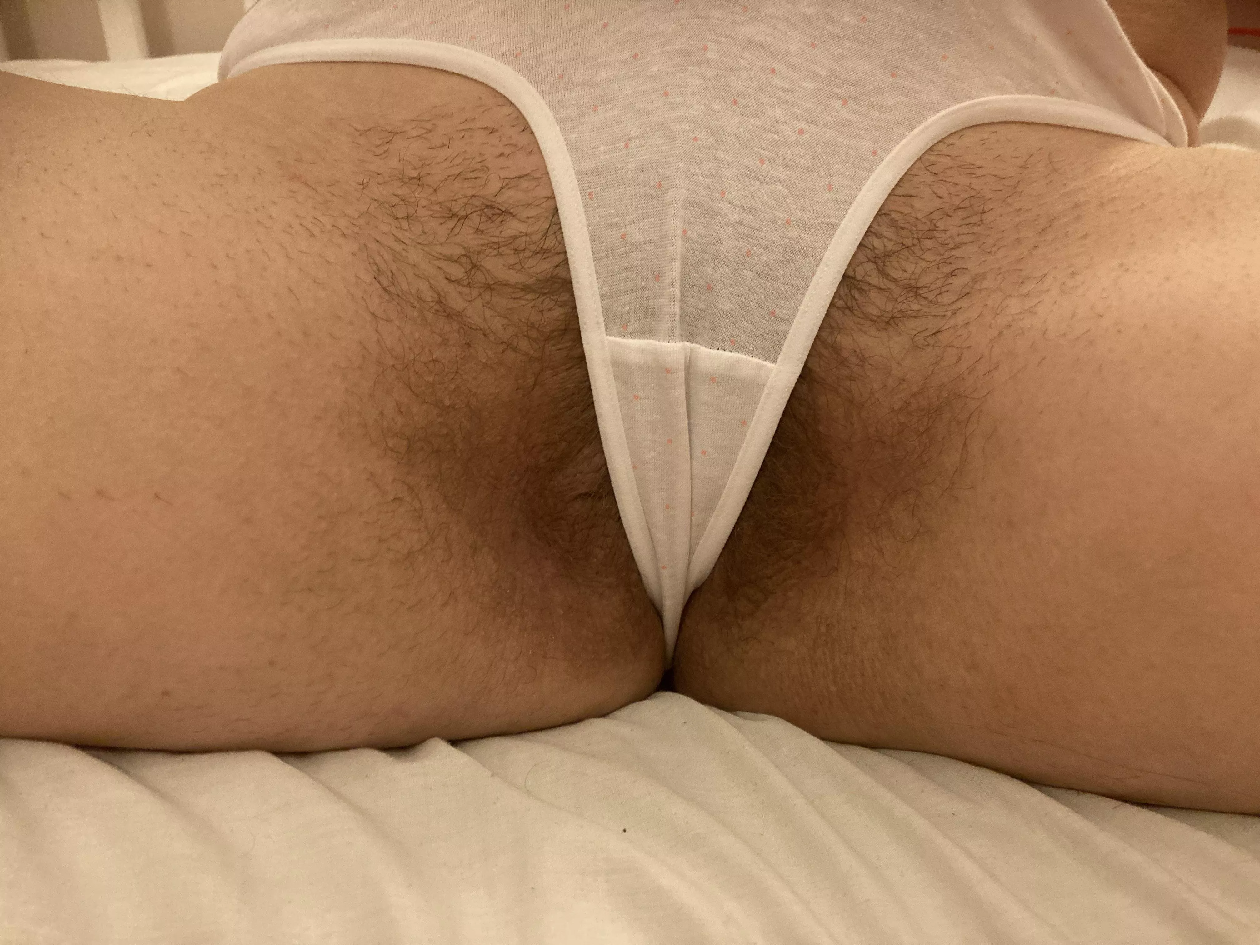 [Selling][UK] 5⭐️ reviewed seller now taking post-Xmas bookings! 48hr wear for £25 as standard from a hairy-bushed 26F. Filthy Google Drive and international shipping available. DMs open. Kik: DiscreetAnnaUK.