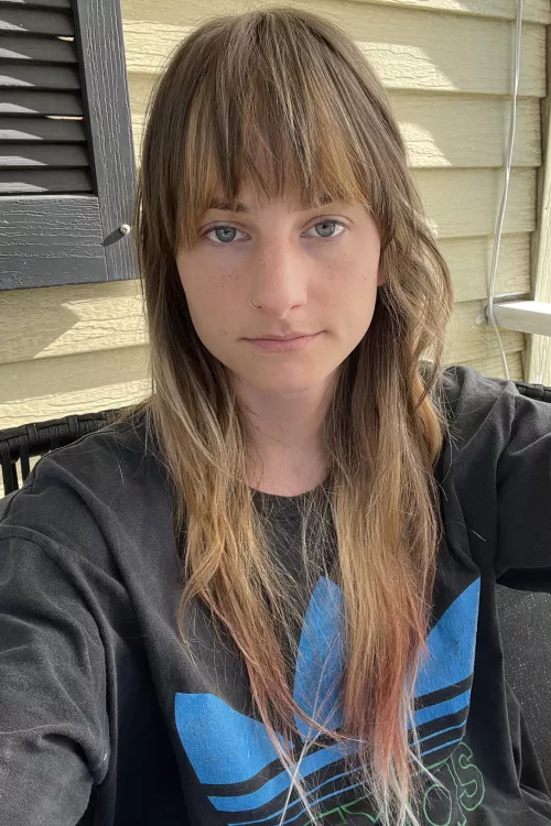 Sleepy eyed bangs girl