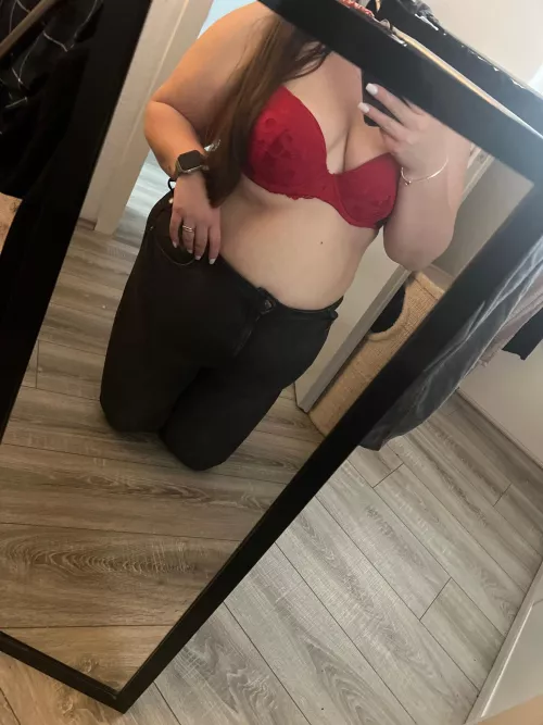 Wanna fuck my chubby body?😏