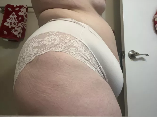 Would you fuck my virgin pussy? Hm? 😘