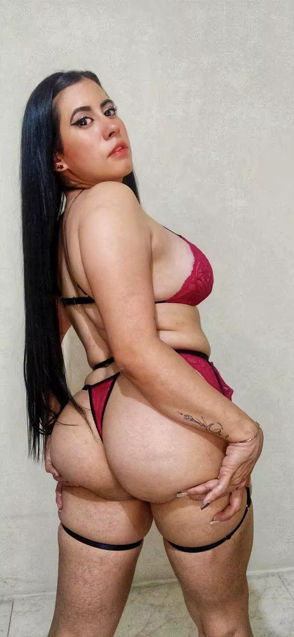 You can't even last 10 seconds inside my huge ass😈