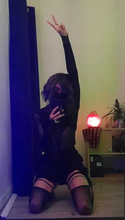 Your personal goth femboy here, just making sure you have a good day.. 🖤