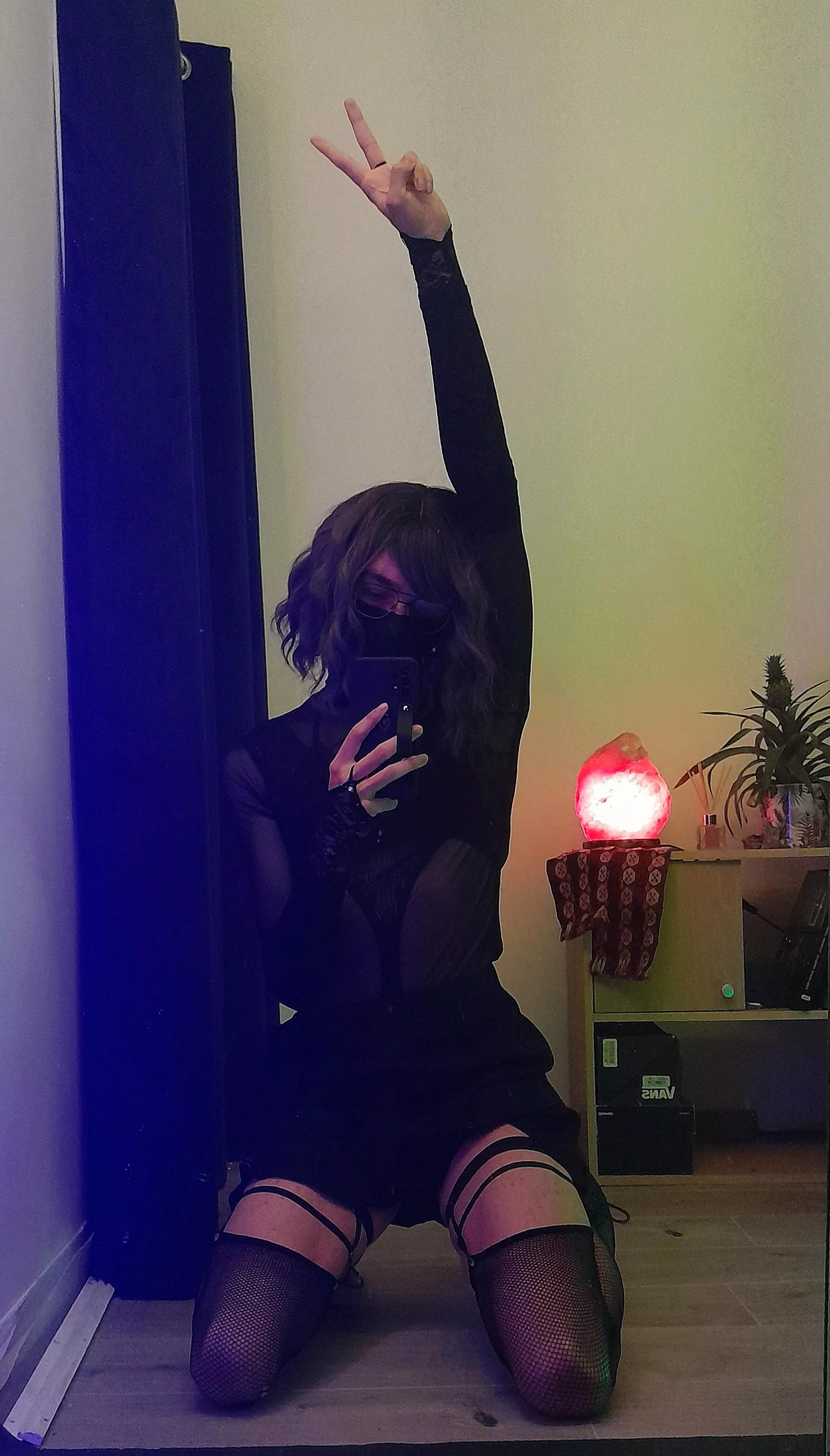 Your personal goth femboy here, just making sure you have a good day.. 🖤
