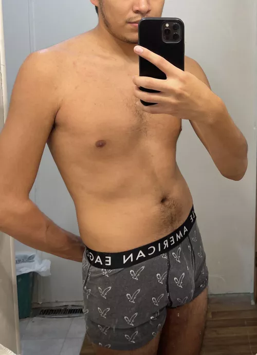 19 any guys down to play Minecraft or cod mobile? Hmu