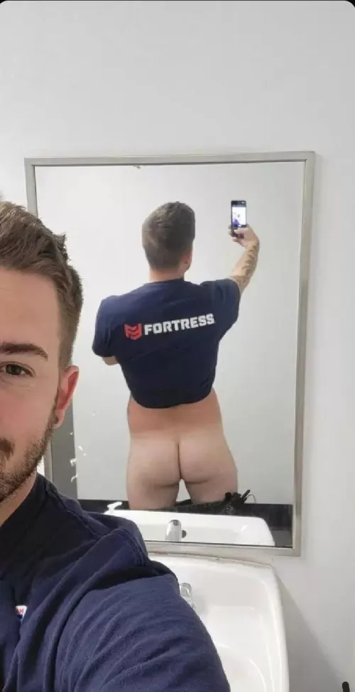 [30] bathroom work selfie.