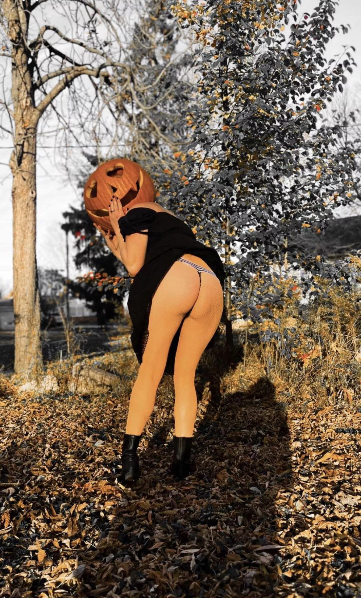 Although it’s almost Christmas, really missing Halloween 🎃 😈👻🍑