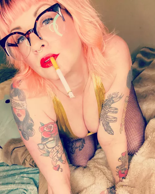 Always gotta dangle… let my ash fall all over you 😘🚬😘