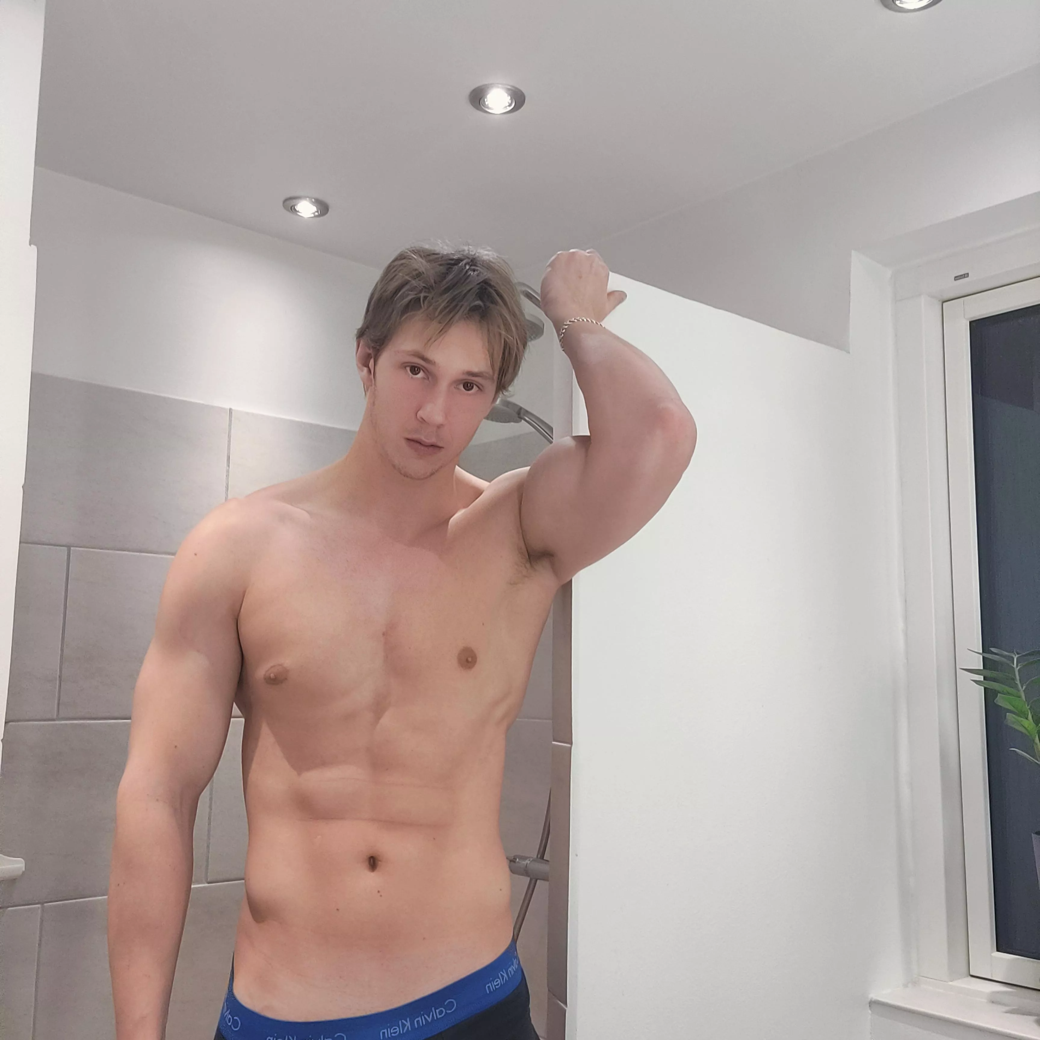 anyone else get horny around Christmas? 🎄😭