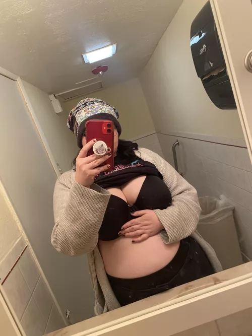 Bored and horny at work lol (f28)