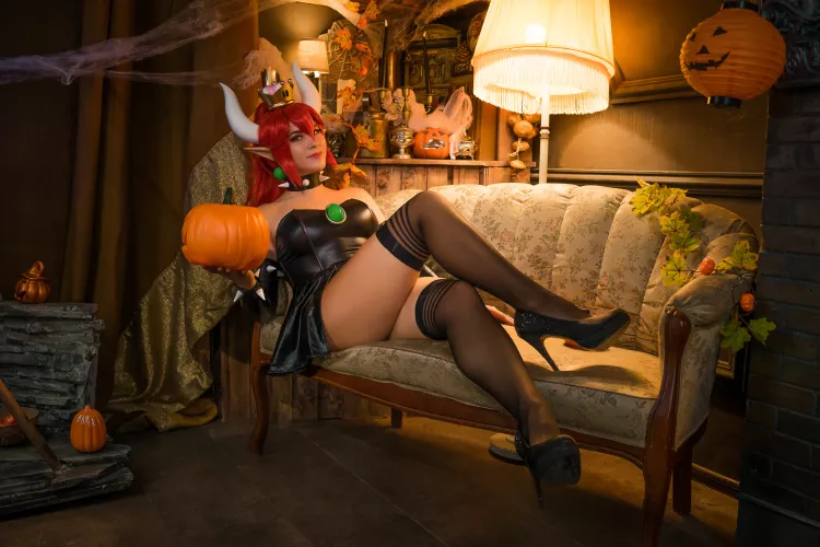 Bowsette Cosplay by Yuna Kairi