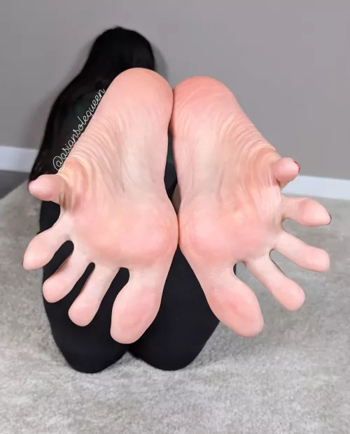 Do you like it when I spread my long Asian toes for you? 😋