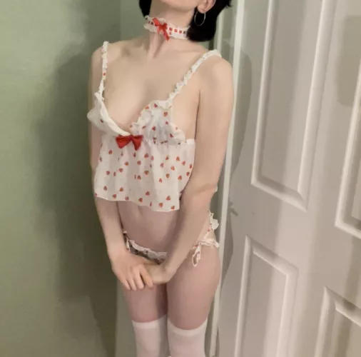 Do you like my lil 🍓 lingerie set?👉🏻👈🏻