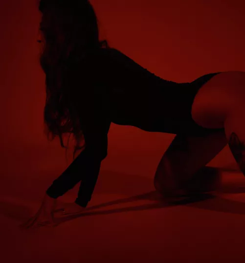 Elegant lines in red and black 🖤