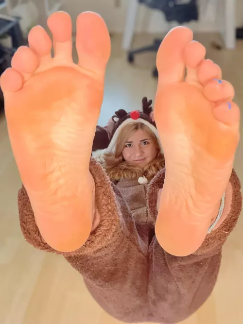 ever lick a girl in a reindeer onesies feet? 😅💕