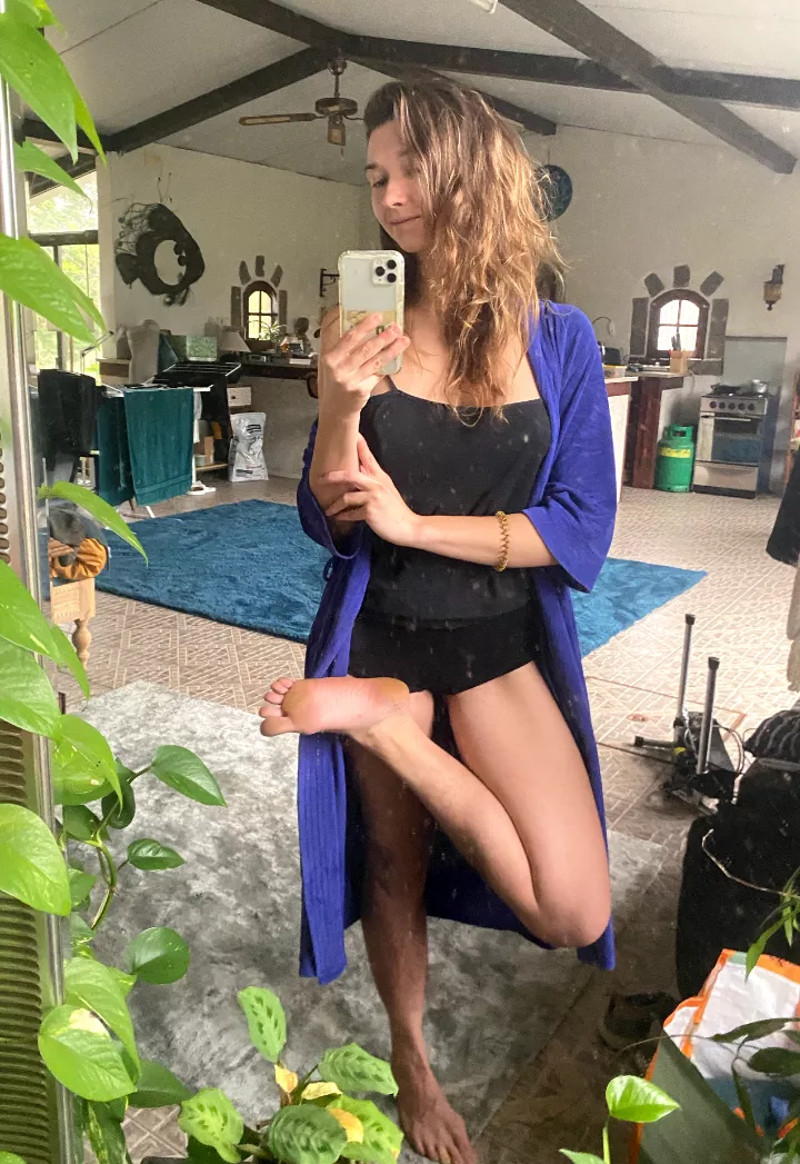 flamingo power🦩🦩🦩🤣 ... somehow reminds me Mona Lisa. lol 😂 ... have a fun day :D