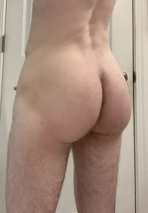 Forgot to hang these last two Xmas baubles on the big woody tree !