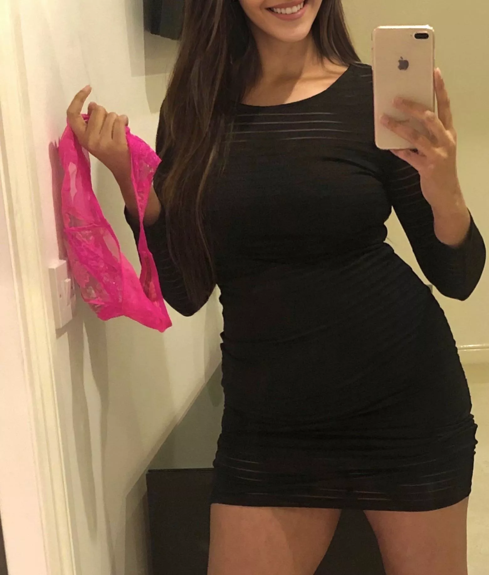 Going to my Xmas party tonight without my panties...😈