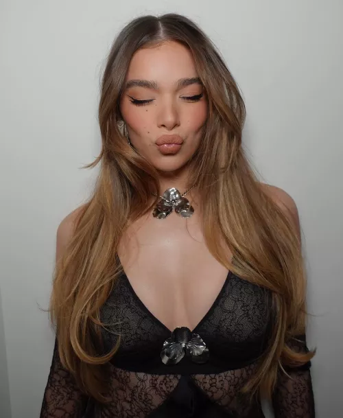 Hailee Steinfield 🥰🤤