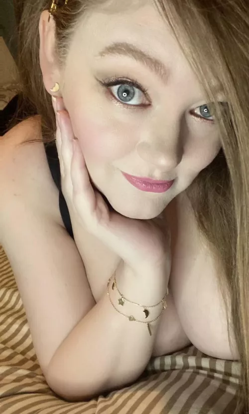 Happy Friday <3 say hello if I made you stop scrolling <3